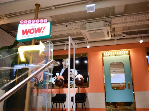 韓国の芸能事務所が手がけるカフェやレストランなどが増えている中、ＦＴＩＳＬＡＮＤ、ＣＮＢＬＵＥ、ＡＯＡなど日本でも人気のＫ－ＰＯＰアーティストが所属する「ＦＮＣエンターテインメント」も９月に明洞（ミョンドン）にカフェをオープンしました。