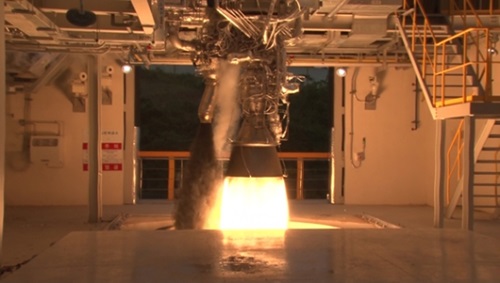７５トンエンジンの燃焼実験（写真＝韓国航空宇宙研究院）