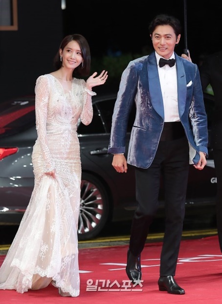 １２日午後、釜山海雲台区佑洞の映画の殿堂で開かれた「第２２回釜山国際映画祭（ＢＩＦＦ）」のレッドカーペットイベントに登場した少女時代のユナ（左）と俳優のチャン・ドンゴン。