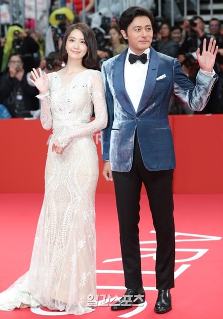 １２日午後、釜山海雲台区佑洞の映画の殿堂で開かれた「第２２回釜山国際映画祭（ＢＩＦＦ）」のレッドカーペットイベントに登場した少女時代のユナ（左）と俳優のチャン・ドンゴン。