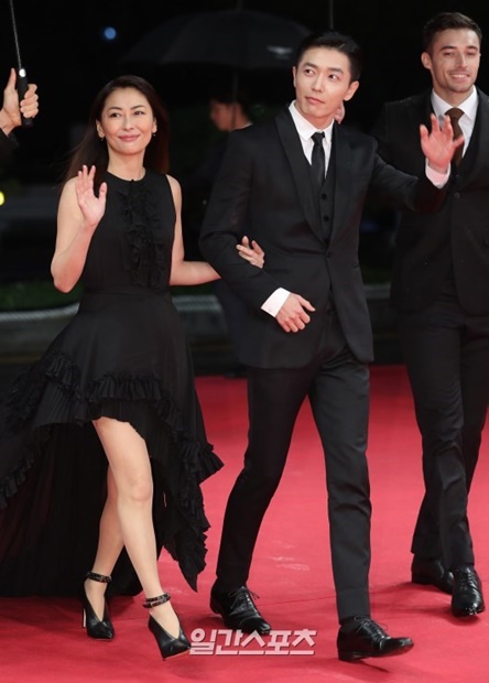 １２日午後、釜山海雲台区佑洞の映画の殿堂で開かれた「第２２回釜山国際映画祭（ＢＩＦＦ）」のレッドカーペットイベントに登場した日本女優の中山美穂（左）と韓国俳優のキム・ジェウク。