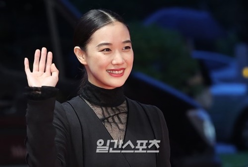 １２日午後、釜山海雲台区佑洞の映画の殿堂で開かれた「第２２回釜山国際映画祭（ＢＩＦＦ）」のレッドカーペットイベントに登場した日本女優の蒼井優。