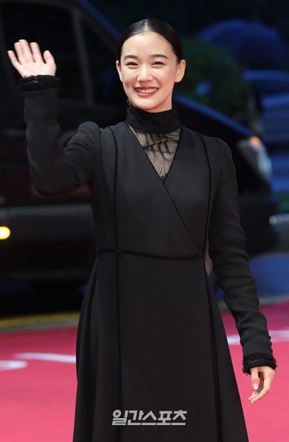 １２日午後、釜山海雲台区佑洞の映画の殿堂で開かれた「第２２回釜山国際映画祭（ＢＩＦＦ）」のレッドカーペットイベントに登場した日本女優の蒼井優。