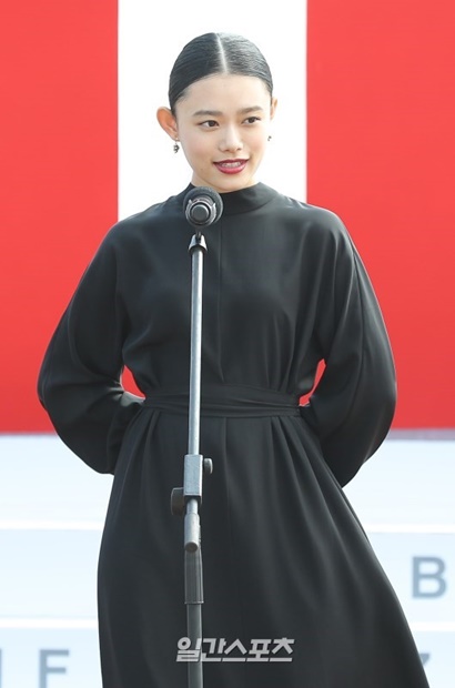 １３日午後、釜山海雲台区中洞ＢＩＦＦヴィレッジ野外舞台で開かれた第２２回釜山国際映画祭の映画『メアリと魔女の花』の舞台挨拶に登場した日本女優の杉咲花。
