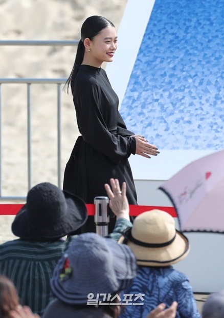 １３日午後、釜山海雲台区中洞ＢＩＦＦヴィレッジ野外舞台で開かれた第２２回釜山国際映画祭の映画『メアリと魔女の花』の舞台挨拶に登場した日本女優の杉咲花。