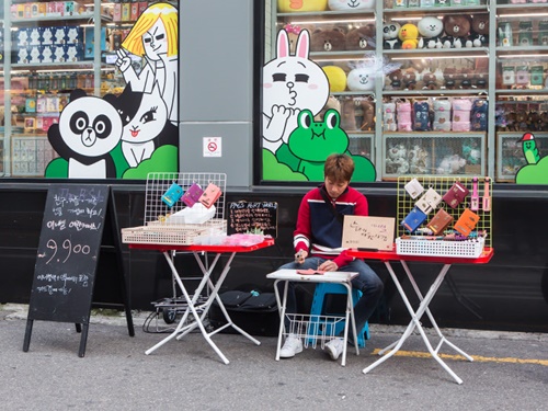 若者に人気の街・弘大（ホンデ）にはユニークな出店が様々ありますが、中には１万ウォン台のお手頃価格でオリジナルパスポートケースを作成できるお店も。