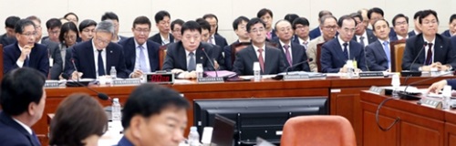 １６日、国会科学技術情報放送通信委の原発関連機関に対する国政監査で、各機関長が議員の質問を聞いている。左から孫載栄（ソン・ジェヨン）原子力統制技術院長、ソン・ゲヨン原子力安全技術院長、金溶煥（キム・ヨンファン）原子力安全委員会委員長、チェ・ジョンベ原子力安全委員会事務局長、呉性憲（オ・ソンホン）原子力安全財団理事長、李官燮（イ・グァンソプ）韓国水力原子力社長。