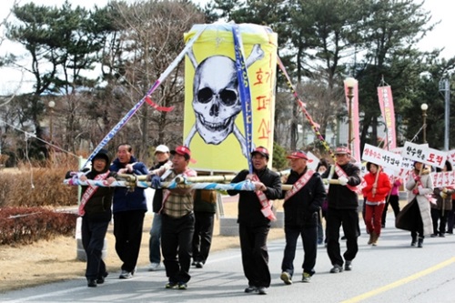 原子力安全委員会の月城１号機の継続運転が決定された２０１５年慶北慶州市陽南面韓国水力原子力㈱月城原子力本部広報館の前で近隣陽北面、陽南面、羅兒里など近隣住民たちが承認に抗議するデモを行っている。