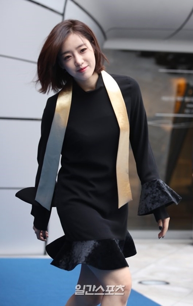 １８日午前、ソウル中区東大門ＤＤＰで開かれた２０１８　Ｓ／Ｓ　ＨＥＲＡソウルファッションウィーク「ＲＯＭＡＮＣＨＩＣ」ファッションショーに登場したＴ－ＡＲＡのウンジョン。