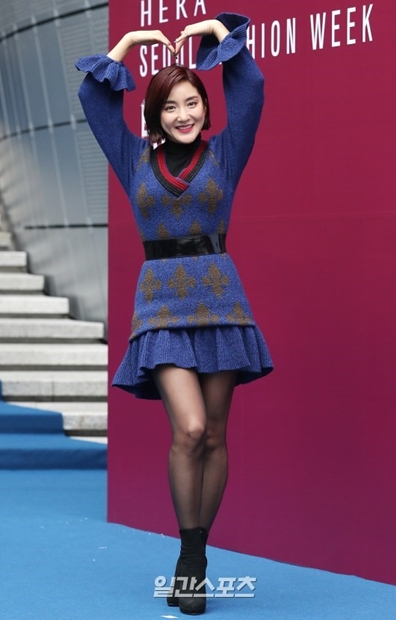 １８日午前、ソウル中区東大門ＤＤＰで開かれた２０１８　Ｓ／Ｓ　ＨＥＲＡソウルファッションウィーク「Ｂｉｇ　Ｐａｒｋ」ファッションショーに登場した歌手のパダ。