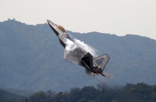 １６日、京畿道城南市のソウル空港で開催された「ソウル国際航空宇宙および防衛産業展示会」プレスデー行事で、米国の最新鋭戦闘機Ｆ－２２Ａが機動飛行している。