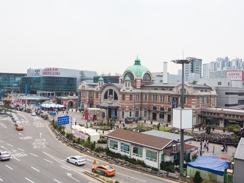 韓国旅行の玄関口であるソウル駅。駅周辺にもおひとりさまOKの韓国料理店が点在しており、到着後すぐに韓国料理を堪能したい人はもちろん、本格的な観光に繰り出す前の腹ごしらえにも便利です。