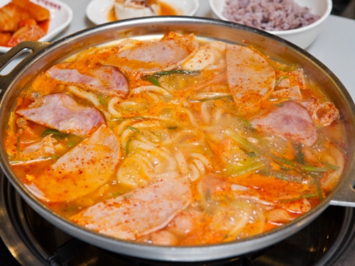 ソウル駅前のビル「ＳＥＯＵＬ　ＳＱＵＡＲＥ（ソウルスクエア）」地下１階のフードモールも外せません。材料にこだわったプデチゲチェーン「朴家（パッカ）プデチゲ」では「手作りハムプデチゲ（スジェヘムプデチゲ）」（９，０００ウォン）などプデチゲメニューが１人分から注文できます。