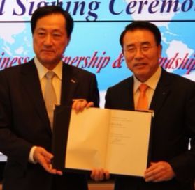 みずほフィナンシャルグループの佐藤康博取締役（左）と新韓金融グループのチョ・ヨンビョン会長。