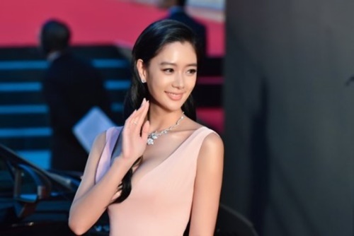 東京国際映画祭で人気賞を受賞した韓国女優のクララ