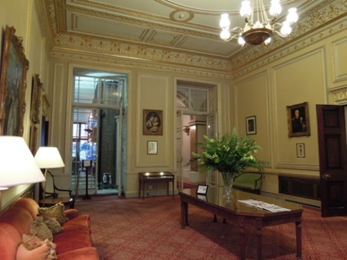 １９０２年の日英同盟の交渉場所だったロンドンのランズダウンハウスの内部。交渉の主役、ランズダウン外相の肖像画が見える。