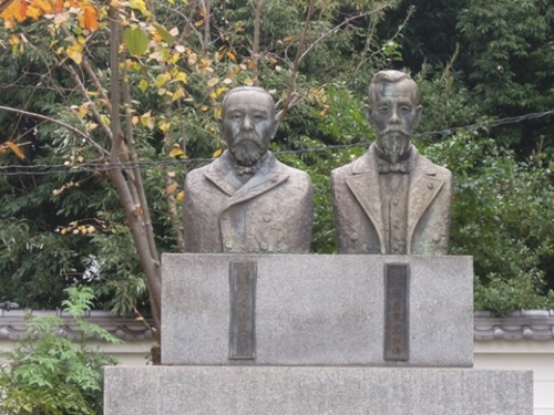 下関の日清講和記念館にある伊藤博文（左）と陸奥宗光の胸像。