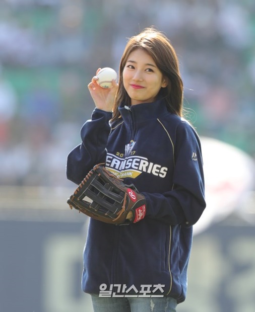 歌手スジ 韓国 国民の妹 のキュートな始球式 Joongang Ilbo 中央日報