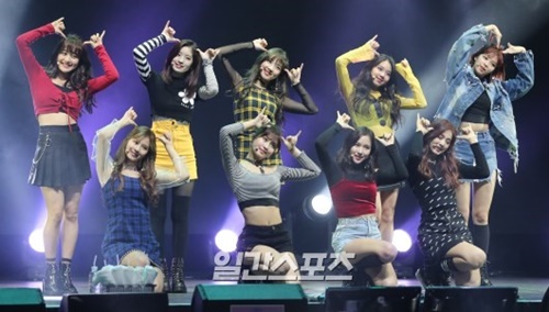 ３０日、ソウル広津区ＹＥＳ２４ライブホールで１ｓｔフルアルバム『Ｔｗｉｃｅｔａｇｒａｍ』の発売記念ショーケースを開いたＴＷＩＣＥ。
