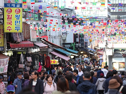 南大門市場（ナンデムンシジャン）は、韓国雑貨や子供服の卸売り、うまいもん横丁が集まる巨大市場。地下鉄４号線ソウル駅と明洞（ミョンドン）駅の間にあり、アクセス至便なことから観光客も多く訪れます。見どころ満載の南大門市場には、散策のお供にぴったりのＢ級韓国グルメが満載です！