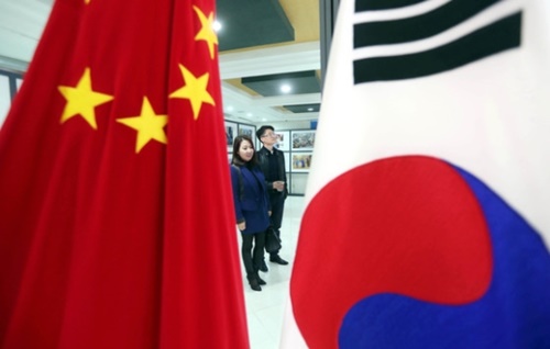３１日、ソウル内資洞の駐韓中国文化院を訪ねた観覧客が「２０１７中国の話」写真展を見ている。展示場に太極旗と五星紅旗が並んで掲げられている。