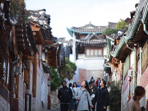 三清洞通りは、「北村（プッチョン）韓屋マウル」も隣接。韓屋造りの民家やお店が連なり、雰囲気のある写真が撮れると評判の散策コースです。韓国伝統衣装・チマチョゴリ（ハンボッ、韓服）を着て街歩きを楽しむにもぴったりです。