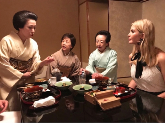 日本を訪問中のイバンカ氏が２日夜に赤坂の料亭で懐石料理を楽しんだというコメントとともにインスタグラムに関連写真を載せた。