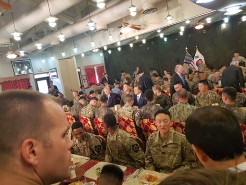韓国を訪問したトランプ米国大統領を迎えるために平沢の米軍基地キャンプーズに姿を現した文在寅（ムン・ジェイン）大統領。