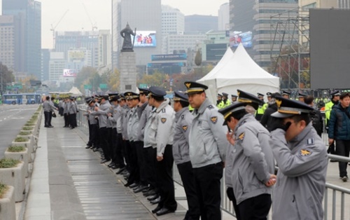 トランプ大統領が訪韓した７日午前、警察が通行路を除いた光化門広場をフェンスで封鎖している。