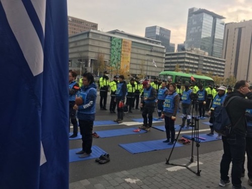 ７日午前、世宗文化会館前から青瓦台サランチェまで三歩一拝で行進しようとしていた「平和と統一を開く人々」のメンバーが警察に遮断されたことを受けて、政府ソウル庁舎前の車道で抗議集会をしている。
