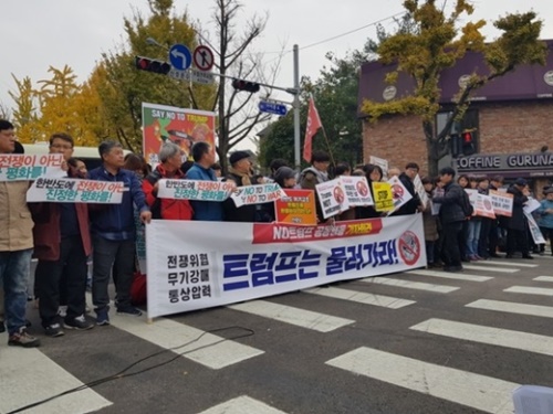 約２２０の市民団体の集い「ノートランプ共同の行動」のメンバーが７日午前、青雲孝子洞住民センター前で記者会見を開いている。