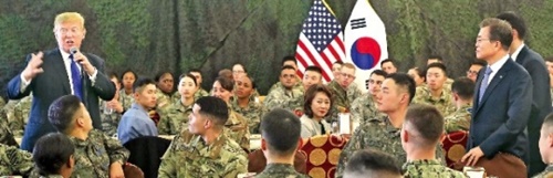 文在寅大統領とトランプ米国大統領が７日、京畿道平沢にある在韓米軍基地キャンプハンフリーズを訪れ両国の将兵らと昼食をともにした。