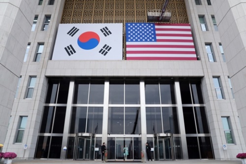 トランプ大統領の国会演説を控えた７日、国会に大型太極旗と星条旗が並んで掲げられている。