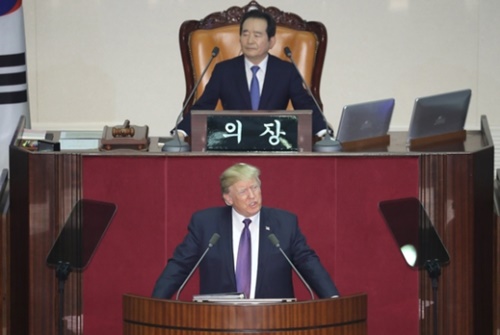 トランプ大統領が８日午前、米国の大統領としては２４年ぶりとなる国会演説をしている。（写真共同取材団）