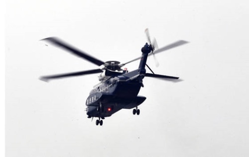 文在寅大統領が就任後初めての外部行事に参加するために５月１２日ヘリコプターに乗って青瓦台で移動している。（写真＝青瓦台写真記者団）
