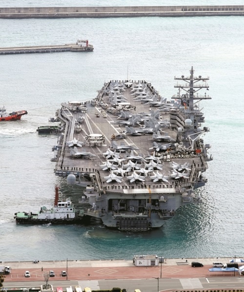 韓米連合訓練に参加した米国原子力空母「ロナルド・レーガン号」（ＣＶＮ　７６、１０万４２００トン級）が先月２１日、海軍作戦司令部釜山（プサン）基地に入港している。