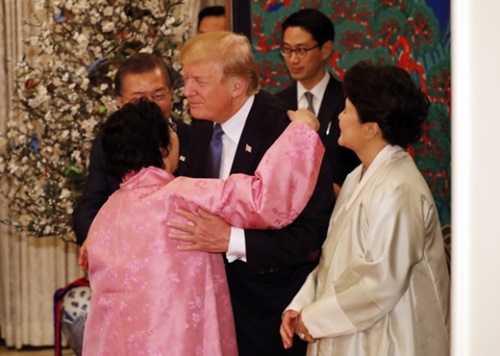 ７日午後、青瓦台迎賓館で開かれた国賓晩さん会で文大統領とトランプ大統領が李容洙さんと挨拶をしている。