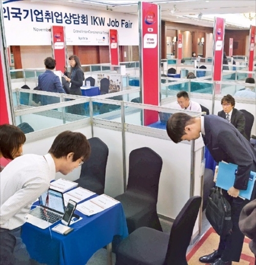 ８日にソウル市内のホテルで開かれた外国企業就職相談会で求職者が参加企業の人事担当者と現場面接をしている。