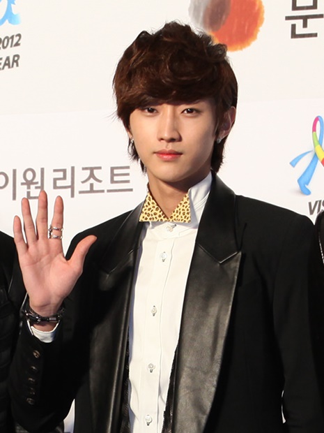 韓国ドラマ「雲が描いた月明かり」などの出演で、演技にも定評があるＢ１Ａ４のジニョン。Ｂ１Ａ４デビュー時から作詞作曲、今ではアルバムプロデュースまでこなす実力者ですが、Ｉ．Ｏ．Ｉを輩出した２０１６年サバイバルオーディション番組　「ＰＲＯＤＵＣＥ　１０１」シーズン１で披露した自作曲が大ヒットし、話題に。