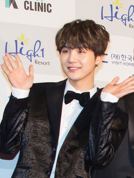 防弾少年団デビュー当時から作詞作曲を行ってきたＳＵＧＡ。２０１７年には、防弾少年団以外では初めてのプロデュースとなった女性歌手ＳＵＲＡＮの新譜が各種音楽チャートで１位を獲得。そのプロデュース能力を見せつけました。