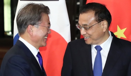 文在寅大統領が１３日午後、ＡＳＥＡＮ首脳会議が開催されるフィリピン・マニラのホテルで、中国の李克強首相と会談場の前で対話している。（青瓦台写真記者団）