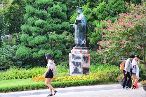 親日的行動で同校学生から非難を浴びている金活蘭・梨花女子大初代総長の銅像