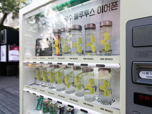 大学路の「ＥａｒｐｈｏｎｅＳｈｏｐ」店頭では、プロモーションの一環としてドリンク自販機に「ＳＯＮＹ」の「ヘッドホン一体型ウォークマン」をディスプレイ。実際の商品はお店にて販売していますが、「防水」機能が一目で分かるユニークさに、思わず目を奪われます。