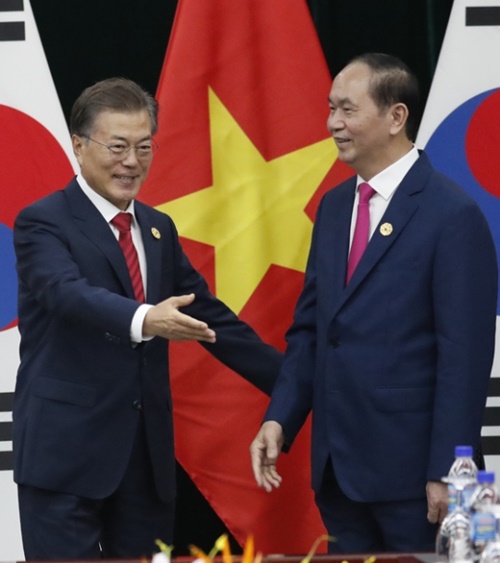 文在寅大統領がベトナムのチャン・ダイ・クアン国家主席と首脳会談に先立ち、握手を交わした後、チャン主席を席に案内している。（写真＝青瓦台写真記者団）