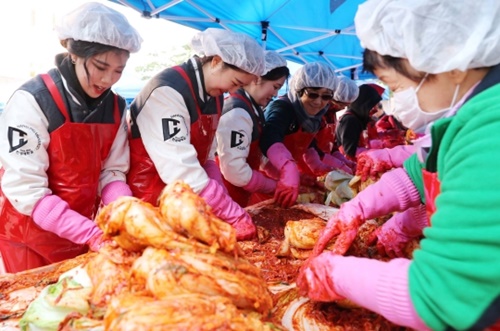 １４日、漢城大学生と城北区地域の住民たちが生活苦を強いられている人々に伝えるキムチを漬けている。