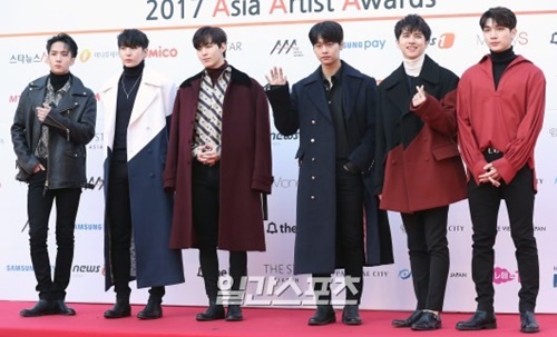 １５日、ソウル松坡区蚕室室内体育館で開かれた「２０１７　Ａｓｉａ　Ａｓｒｔｉｓｔ　Ａｗａｒｄｓ」に登場したボーイズグループのＶＩＸＸ。