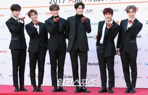 １５日、ソウル松坡区蚕室室内体育館で開かれた「２０１７　Ａｓｉａ　Ａｓｒｔｉｓｔ　Ａｗａｒｄｓ」に登場したボーイズグループのＡＳＴＲＯ。