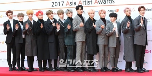 １５日、ソウル松坡区蚕室室内体育館で開かれた「２０１７　Ａｓｉａ　Ａｓｒｔｉｓｔ　Ａｗａｒｄｓ」に登場したボーイズグループのＳＥＶＥＮＴＥＥＮ。