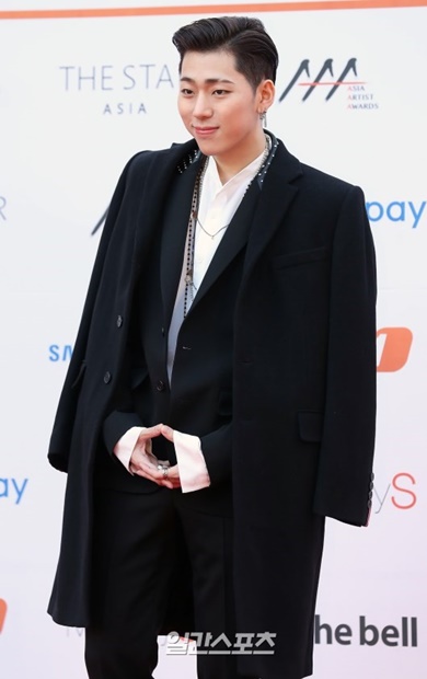 １５日、ソウル松坡区蚕室室内体育館で開かれた「２０１７　Ａｓｉａ　Ａｓｒｔｉｓｔ　Ａｗａｒｄｓ」に登場した歌手のＺＩＣＯ。