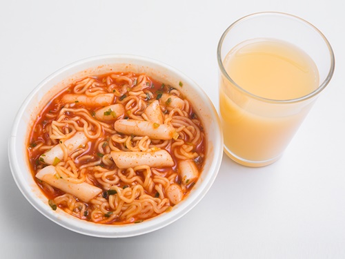 辛い料理を食べる際に知っておくと良いのが「クールピス（クルピス）」という乳酸菌ドリンク。韓国では甘酸っぱいクールピスが口の中のヒリヒリを抑えてくれると、クールピスを激辛料理と一緒に飲む人が多いです。トッポッキやプデチゲなどの激辛料理のお店にはよく置いてあり、「クルピス　チュセヨ（クールピス下さい）」と言えば、注文できます。